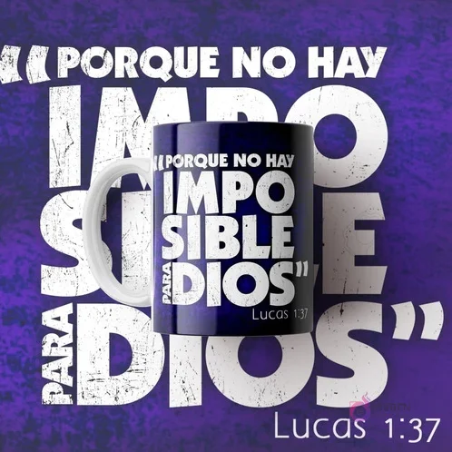 Mug cristiano azul oscuro con la frase 'Porque no hay imposible para Dios' y el versículo Lucas 1:37, sobre un fondo púrpura con el mismo texto en grande.
