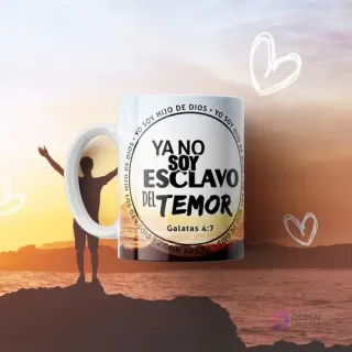 Mug cristiano blanco con el mensaje 'Ya no soy esclavo del temor' y Gálatas 4:7, en un entorno de atardecer sobre el mar con una silueta de persona en adoración.