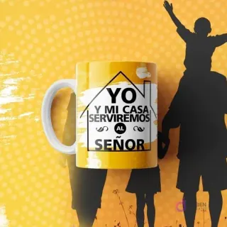 Mug cristiano amarillo con un diseño de casa y la frase 'Yo y mi casa serviremos al Señor', sobre un fondo naranja con siluetas familiares.