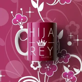 Mug cristiano magenta con la frase 'Hija del Rey' acompañada de una corona y Gálatas 4:7, sobre un fondo floral en tonos rosa y blanco.