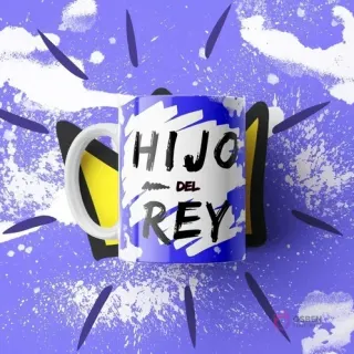 Mug cristiano azul con la frase 'Hijo del Rey' en un estilo grunge, con un fondo lila que tiene salpicaduras de pintura y elementos de corona amarillos.
