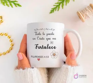 Mockup de taza blanca con versículo Filipenses 4:13 'Todo lo puedo en Cristo que me Fortalece' decorado con un pequeño corazón rojo y una flor con hojas.