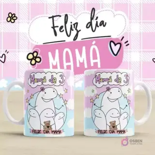 Plantilla para taza Flork Día de la Madre con diseño 'Mamá de 3'. Dos tazas blancas con un gran Flork abrazando a tres Florks pequeños, con un osito de peluche. Texto 'Mamá de 3' y 'Feliz Día Mamá'. Fondo rosa a cuadros con 'Feliz día MAMÁ'.
