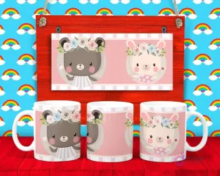 Plantilla para taza con un oso y un conejo caricaturescos llevando coronas florales, sobre un fondo rosa con rayas.