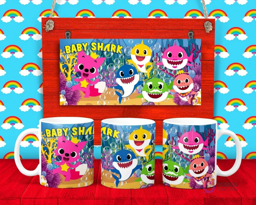 Plantilla para taza de Baby Shark con la familia de tiburones cantando bajo el mar con burbujas y algas.