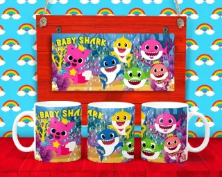 Plantilla para taza de Baby Shark con la familia de tiburones cantando bajo el mar con burbujas y algas.