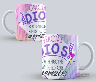 Mockup de taza sublimada con la frase 'Gracias Dios por bendecirme más de lo que merezco' con fondo abstracto geométrico en tonos pastel violeta y rosa.
