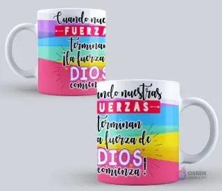 Mockup de taza sublimada con la frase 'Cuando nuestras FUERZAS terminan la fuerza de DIOS comienza!' con fondo de franjas de colores vibrantes.