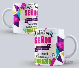 Mockup de taza sublimada con la frase 'Deléitate en el SEÑOR y Él te concederá los deseos de tu CORAZÓN Salmos 37:4' con fondo de triángulos y patrones vibrantes.