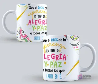 Mockup de taza sublimada con la frase 'Que el DIOS de la esperanza les llene de ALEGRÍA Y PAZ a todos los que creen en Él' con fondo blanco y detalles abstractos de colores.