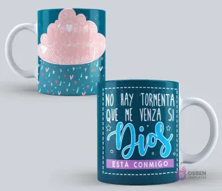 Mockup de taza sublimada con la frase 'No hay tormenta que me venza si Dios está conmigo' sobre un fondo azul oscuro con patrón de nubes y lluvia.