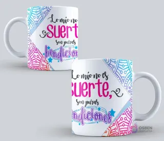 Mockup de taza sublimada con la frase 'Lo mío no es suerte, son puras bendiciones' con fondo blanco y detalles abstractos en tonos rosa y azul.