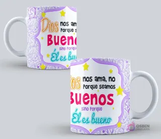 Mockup de taza sublimada con la frase 'Dios nos ama, no porque seamos buenos sino porque Él es bueno' sobre un fondo blanco con patrones ornamentales morados y estrellas.