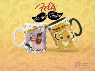 Dos tazas sublimadas con temática del Rey León para el Día del Padre. Una taza blanca con una foto de papá e hija con coronas y bigote, y otra taza negra con Simba y la frase 'Papá, tú eres el Rey'.