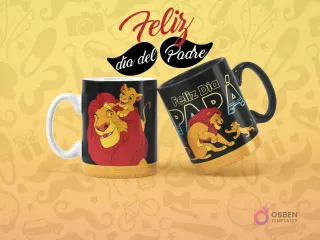 Dos tazas sublimadas del Rey León para el Día del Padre. Una taza blanca con Mufasa y Simba, y otra taza negra con 'Feliz Día Papá' y Simba de cachorro con Mufasa.