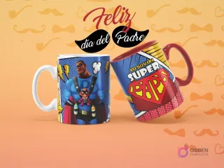 Dos tazas sublimadas de superhéroe para el Día del Padre. Una taza blanca con un papá superhéroe sosteniendo a su bebé y otra taza roja con el logo 'Yo Soy un Super Papá'.