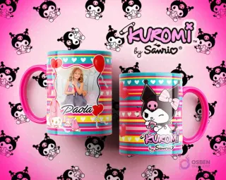 Tazas Kuromi personalizadas con rayas rosas y teal: una con foto de niña Paola y globos, la otra con Kuromi tomando una foto.