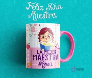 Mockup de taza sublimada con mensaje 'Feliz Día Maestra' y diseño personalizado 'La Mejor Maestra Rosa' con personajes animados. Fondo temático de escuela.