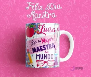 Taza sublimada para maestra con diseño femenino, texto 'Luisa, Eres la Mejor Maestra del Mundo' y fondo con gafas y útiles escolares. Con mango blanco.