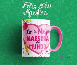 Taza sublimada para maestra con diseño de corazón rosa, texto 'Eres la Mejor Maestra del Mundo' y elementos escolares. Con mango rosa.