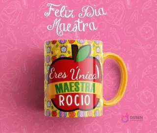 Taza sublimada para maestra con diseño de manzana roja, texto 'Eres Única Maestra Rocío' y fondo amarillo con elementos de reloj escolar. Con mango amarillo.