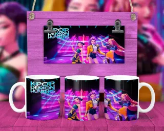 Taza sublimada con tres personajes femeninos KPOP Demon Hunters posando en un fondo de cuadrícula luminosa