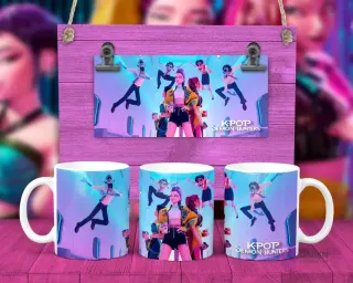 Taza sublimada con tres personajes femeninos KPOP Demon Hunters saltando o levitando en ambiente urbano