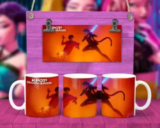 Taza sublimada con dos personajes KPOP Demon Hunters en combate con armas brillantes