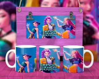 Taza sublimada con tres personajes femeninos KPOP Demon Hunters posando con mariposas luminosas