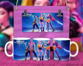 Taza sublimada con tres personajes femeninos KPOP Demon Hunters con atuendos coloridos en escenario futurista