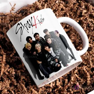 Taza blanca con el logo de Stray Kids y el grupo completo de K-pop posando dinámicamente en una sesión fotográfica.