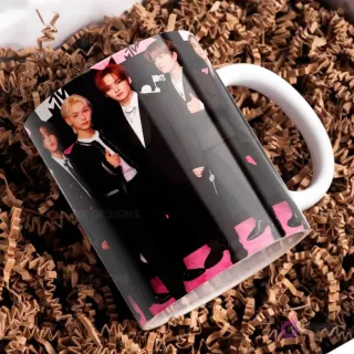 Taza negra con diseño de algunos miembros de Stray Kids (Felix, Hyunjin, Lee Know, I.N.) vestidos con trajes elegantes, sobre un fondo oscuro estilizado con detalles rosados y texto MTV.