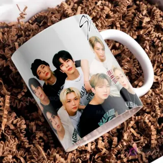 Taza blanca con el logo de Stray Kids y una fotografía del grupo completo con ropa casual, mirando directamente a la cámara.