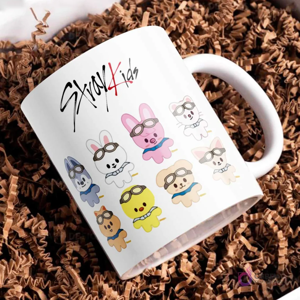 Taza blanca con divertidos personajes SKZOO, las mascotas animadas de Stray Kids, cada uno con gafas de aviador.