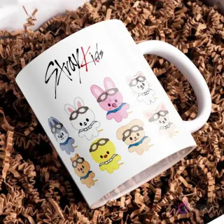 Taza blanca con divertidos personajes SKZOO, las mascotas animadas de Stray Kids, cada uno con gafas de aviador.