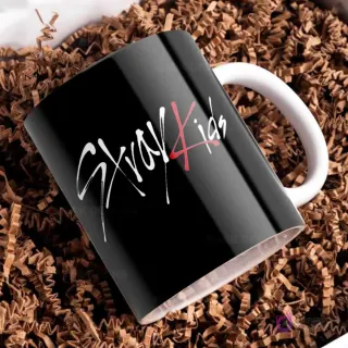 Taza negra elegante con el logo icónico de Stray Kids en letras blancas y rojas.