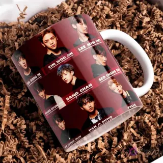 Taza con un collage de fotos individuales de los miembros de Stray Kids, cada uno con su nombre visible como Bang Chan, Felix, Hyunjin y Kim Woojin, sobre un fondo granate.