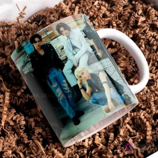 Taza blanca con una fotografía de algunos miembros de Stray Kids (Felix, Hyunjin, Lee Know, I.N.) en ropa urbana, posando con estilo en una azotea.
