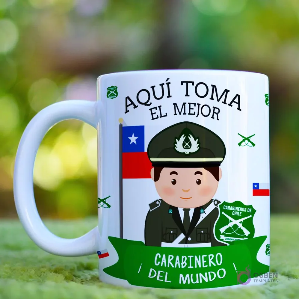 Taza blanca de cerámica con ilustración de Carabinero hombre en uniforme, bandera chilena y el texto 'Aquí Toma El Mejor Carabinero Del Mundo', sobre fondo verde difuminado.