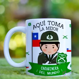 Taza blanca de cerámica con ilustración de Carabinera mujer en uniforme, bandera chilena y el texto 'Aquí Toma La Mejor Carabinera Del Mundo', sobre fondo verde difuminado.