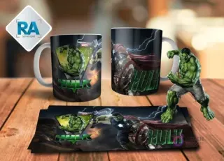 Maqueta de taza sublimada con diseño de Hulk en realidad aumentada, mostrando ambos lados de la taza, la plantilla para sublimación y una figura del superhéroe verde en pose de acción.