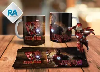 Maqueta de taza de sublimación con Iron Man en realidad aumentada, con vistas de frente y espalda, la plantilla de sublimación extendida y una figura detallada de Iron Man en acción.