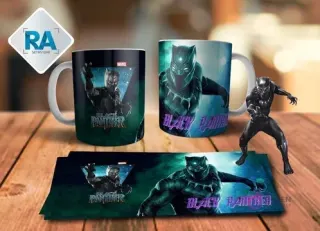 Maqueta de taza sublimada con diseño de Black Panther en realidad aumentada, mostrando ambas caras de la taza, la plantilla de impresión y una figura del personaje en pose dinámica.