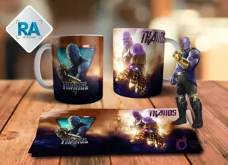 Maqueta de taza de sublimación con diseño de Thanos y el Guantelete del Infinito en realidad aumentada, con vistas frontal y trasera, la plantilla de impresión y una figura de Thanos.
