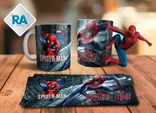 Maqueta de taza sublimada con Spider-Man en realidad aumentada, con la vista de ambos lados de la taza, la plantilla de sublimación y una figura del Hombre Araña saltando.