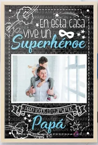 Plantilla editable PPT Día del Padre estilo pizarra con el mensaje 'En esta casa vive un Superhéroe pero todos lo llamamos Papá' y foto de padre e hijo.