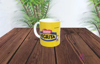 Taza de sublimación con diseño del chocolate Negrita de Nestlé, franjas amarillas y logo azul.