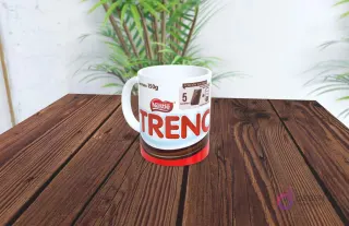 Taza de sublimación con diseño del chocolate Trenko de Nestlé, franjas blancas, café y rojas.