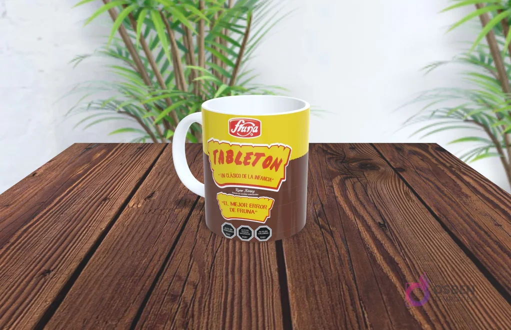 Taza de sublimación con diseño de la galleta Tableton de Fruz, franjas amarillas y café.