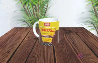 Taza de sublimación con diseño de la galleta Tableton de Fruz, franjas amarillas y café.